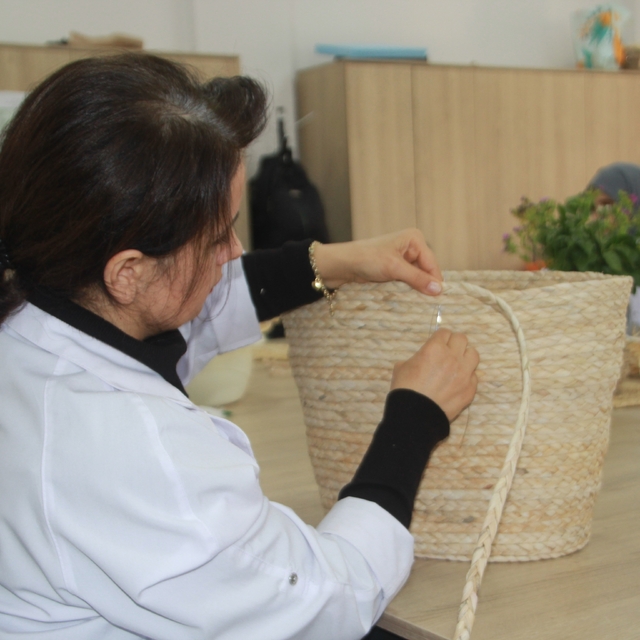 Topraktan gelen miras tasarımla buluştu: Mısır kabuğu kadınların elinde hay...