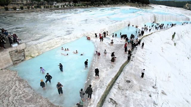 Pamukkale 2026'yı dolu dolu karşılıyor
Yılbaşında yerli ve yabancı turistten Pamukkale ve Karahayıt'a yoğun ilgi