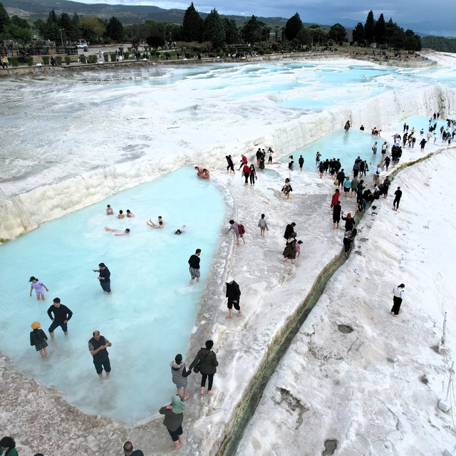 Pamukkale 2026'yı dolu dolu karşılıyor
Yılbaşında yerli ve yabancı turistte...