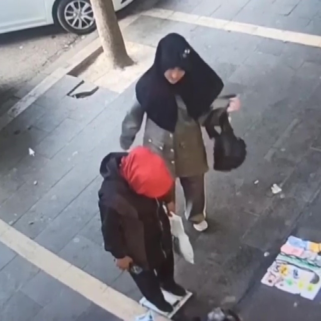 Evleri soyan 2 kadın yakalandı:  700 bin TL'lik vurgun yapmışlar
Hırsız kad...