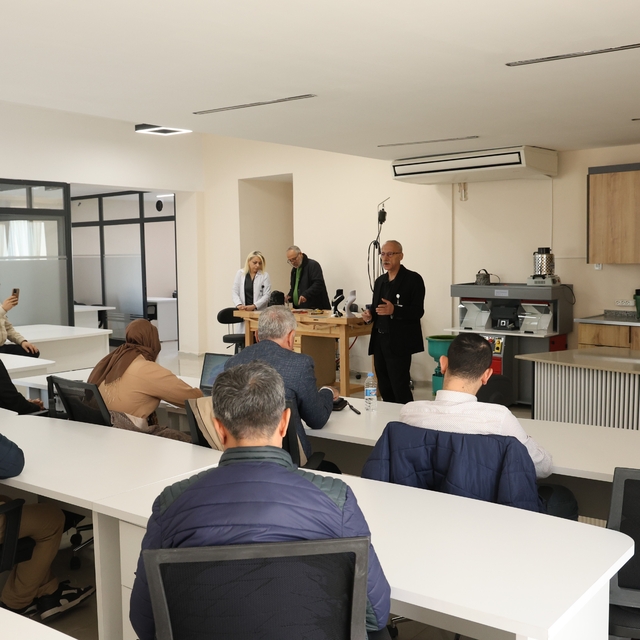 Diyarbakır'ın 57 yıllık kuyumculuk hafızası olan zanaatkar, öğretmenlerle b...