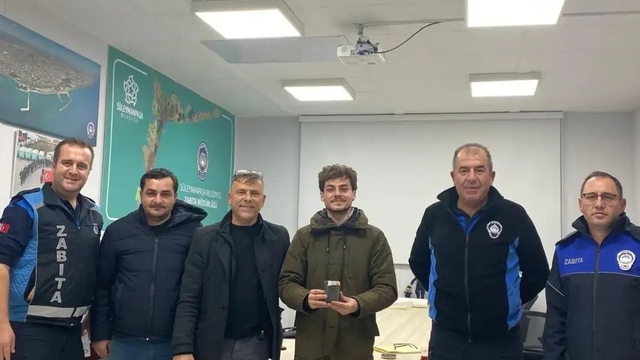 Çöp kamyonu kayıp cüzdan için durduruldu, para sahibine ulaştırıldı