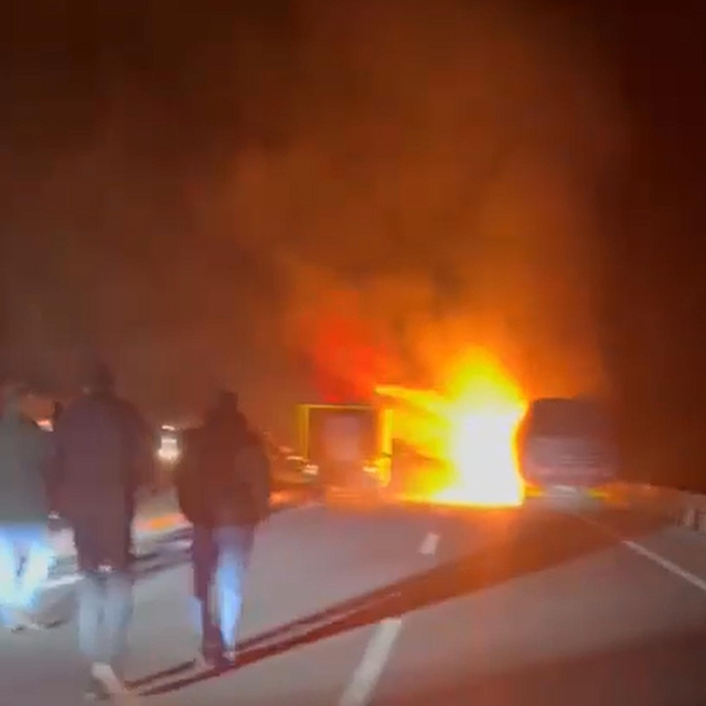 Seyir halindeyken alev alan TIR yandı