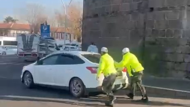 Trafik polisleri, arızalanan otomobili iterek sürücüye yardım etti