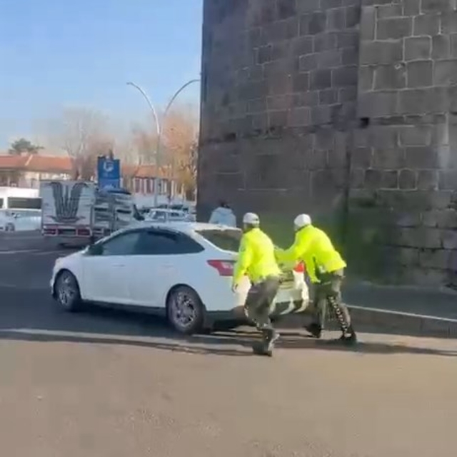 Trafik polisleri, arızalanan otomobili iterek sürücüye yardım etti