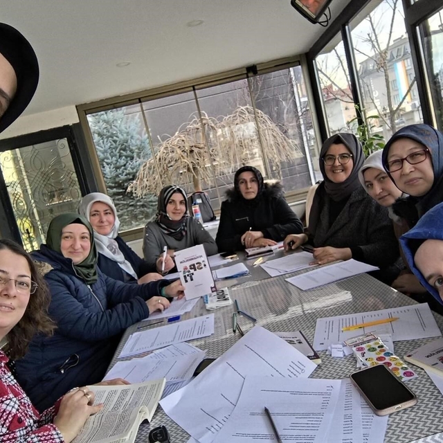 Veliler kitap okuma atölyesinde bir araya geldi