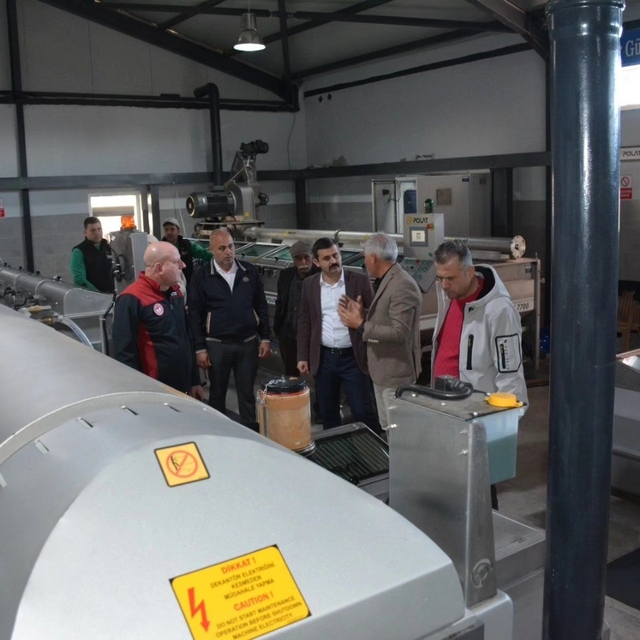 Köyceğiz Kaymakamı Kumcu, zeytinyağı fabrikasında inceleme yaptı