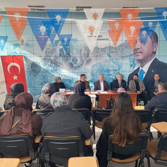Gediz AK Parti'de yeni ilçe başkanı için temayül yoklaması yapıldı