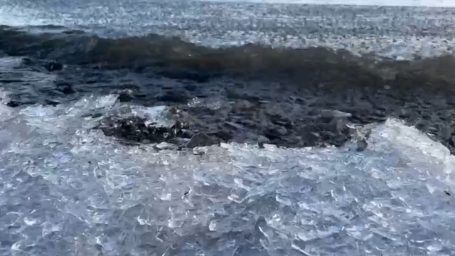 Çıldır Gölü'nde buz kütleleri sahile vurdu