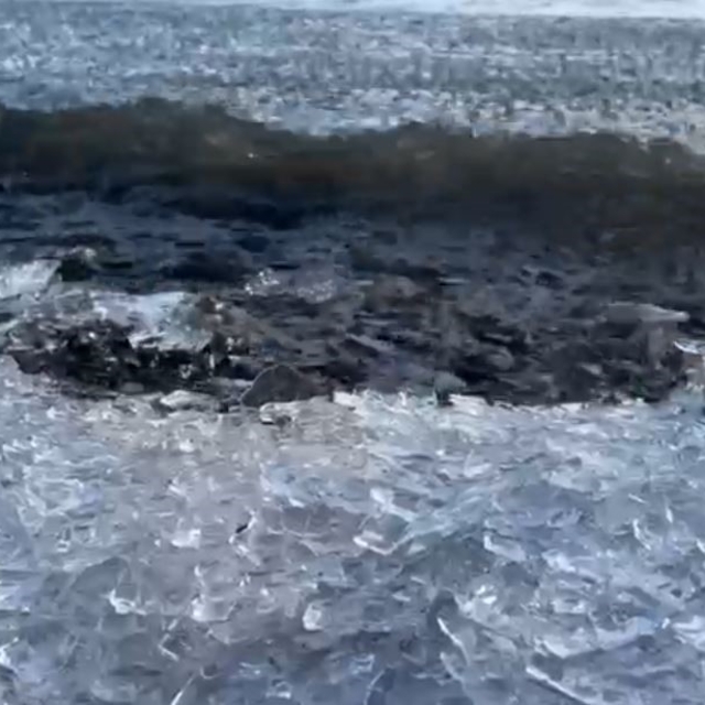 Çıldır Gölü'nde buz kütleleri sahile vurdu