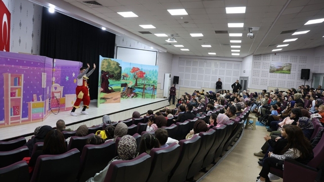 Kartepe'de çocuklara "Küçük Cesaretler Kulübü" oyunu sahnelendi