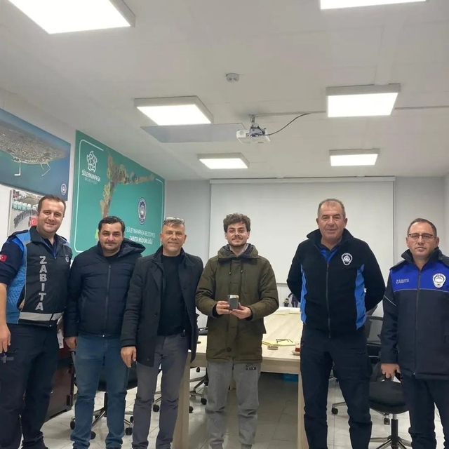 Çöp kamyonu kayıp cüzdan için durduruldu, para sahibine ulaştırıldı