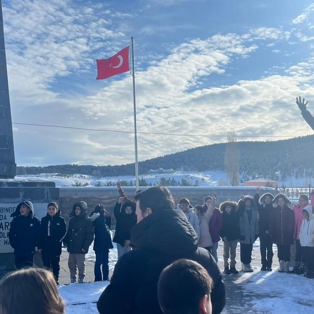 Sarıkamış'ta genç yürekler donan umutları ısıttı