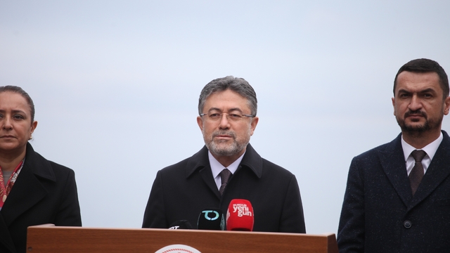 Bakan İbrahim Yumaklı: "Burdur Gölü'nde yılda 66 milyon metreküp su açığı meydana geliyor"
"Burdur Gölü yılda ortalama 179 milyon metreküp su kaybediyor"
"Burdur Gölü'ne 5 yılda 5,8 milyar liralık yatırım yapacağız. Bu yatırımla yıllık 50 milyon metreküp suyu göl havzamıza kazandırmayı hedefliyoruz"
"Eylem Planımızın amacı bu su açığını kademeli olarak azaltarak, gölümüzü hayatta tutmak ve gelecek nesillere taşımaktır