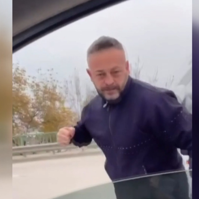 Trafikte takip edip sıkıştırdığı belediye meclis üyesinin otomobiline saldı...