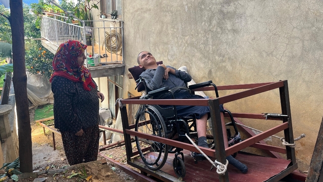 "Üvey oğlum" demedi, engelli oğluna eğitimi için hamallık yaparak evine raylı sistem kurdu
Bedensel ve zihinsel engelli genci güneşle buluşturan raylı sistem
Yatağından kucağına alıp tekerlekli sandalyeye koyduğu oğlunu kurduğu raylı sistemle sokağa çıkarıp okula gönderiyor