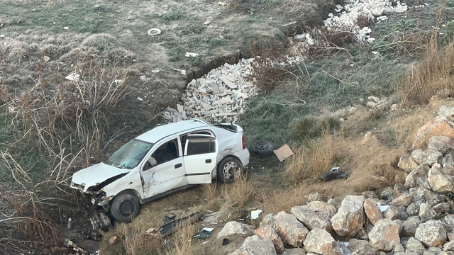 Malatya'da otomobil şarampole devrildi: 1 ölü, 2 yaralı