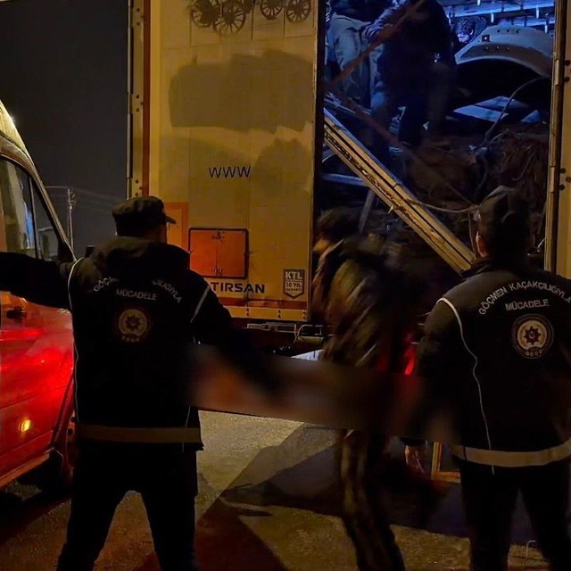 Ağrı'da tır dorsesinde 14 düzensiz göçmen yakalandı