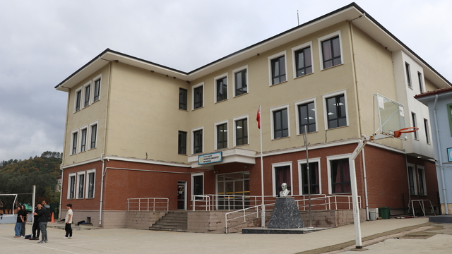 Ortaokulun yazarlık atölyesi öğrencileri 3. kitabı çıkarmaya hazırlanıyor