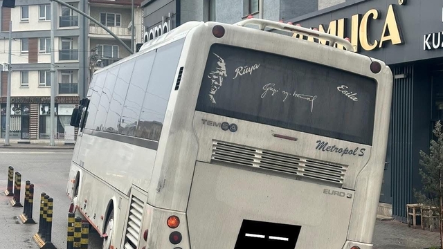 Minibüs caddedeki çukur yüzünden az kalsın devriliyordu
AK Parti Tepebaşı İlçe Başkanı Serhat Tunç:
"Bir şehir çukura batıyorsa bunun adı hizmet değil, 'Hayat Tepebaşı'nda' sloganının iflasıdır"