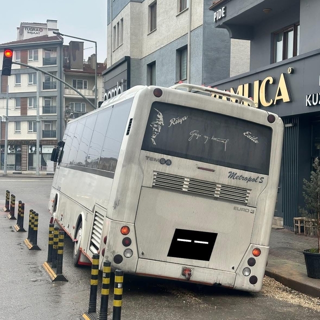 Minibüs caddedeki çukur yüzünden az kalsın devriliyordu
AK Parti Tepebaşı İ...