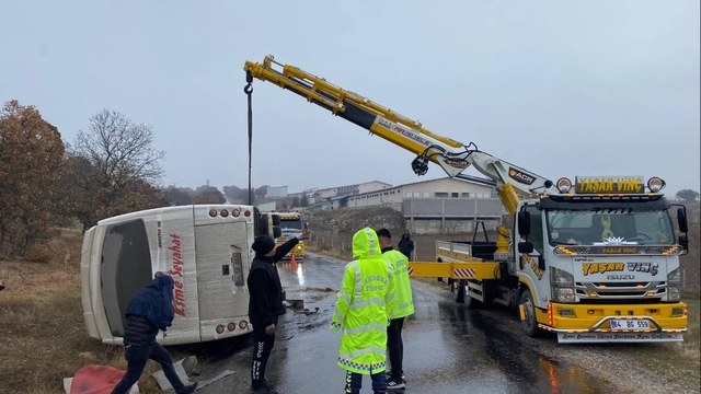 Uşak'ta devrilen midibüsteki 5 yolcu yaralandı