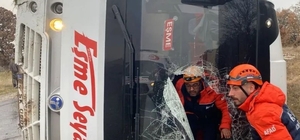 Uşak'ta yolcu taşıyan midibüs yan yattı: 5 yaralı