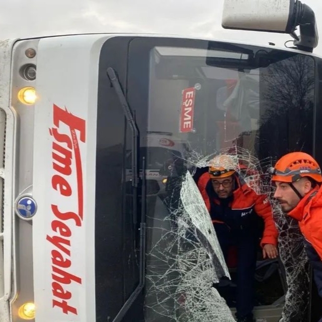 Uşak'ta yolcu taşıyan midibüs yan yattı: 5 yaralı