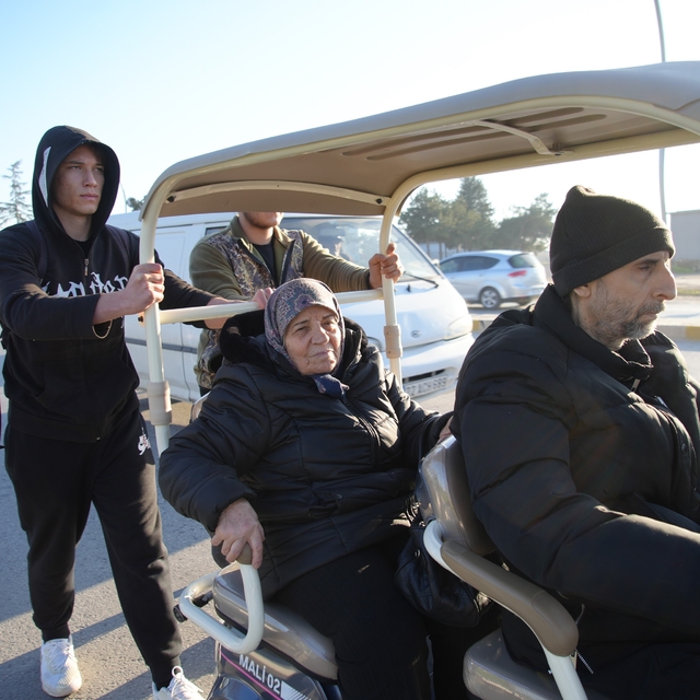 Edirne'de gençlerden insanlık dersi: Engelli vatandaşı kilometrelerce ittil...