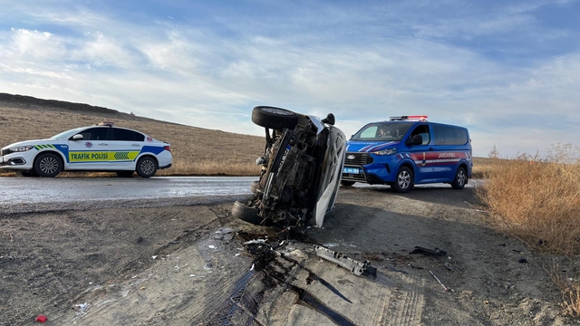 Çorum'da devrilen otomobildeki 2 kişi yaralandı