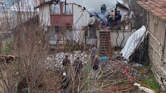 Yozgat'ta binada çıkan yangında yoğun duman gökyüzünü kapladı