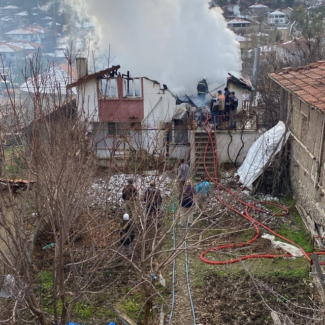 Yozgat'ta binada çıkan yangında yoğun duman gökyüzünü kapladı