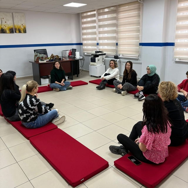 Oyuncu Sanem Yelez Akpınar, öğrenci velileriyle bir araya geldi
Ebeveynler...