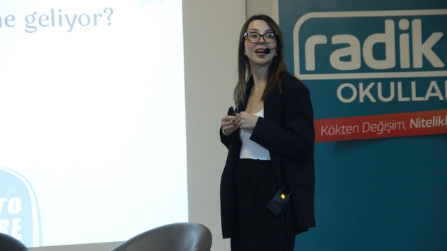 İzmir'de dev psikoloji zirvesi: Gençler geleceğe 'Radikal' bir bakış attı