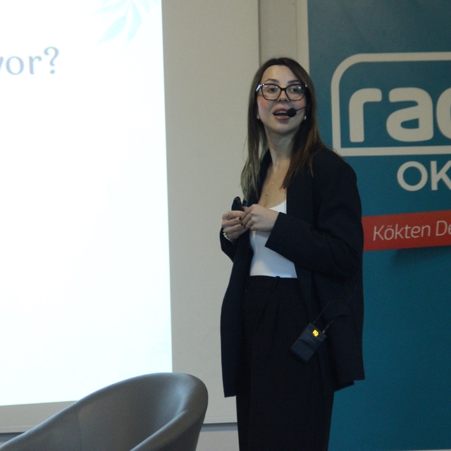 İzmir'de dev psikoloji zirvesi: Gençler geleceğe 'Radikal' bir bakış attı