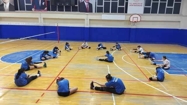 Bilecik'te spor okullarında voleybol antrenmanları sürüyor