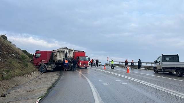 Kamyonlar kafa kafaya çarpıştı
Kabinde sıkışan sürücü yaralandı