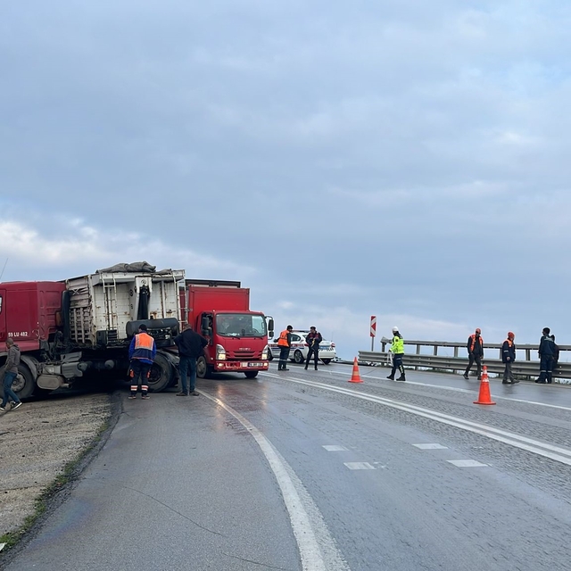 Kamyonlar kafa kafaya çarpıştı
Kabinde sıkışan sürücü yaralandı