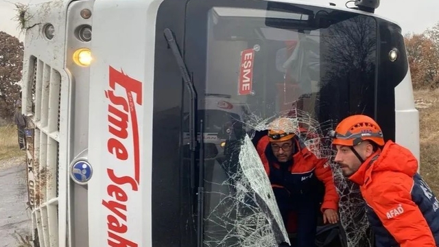 Uşak'ta yolcu taşıyan midibüs yan yattı: 5 yaralı