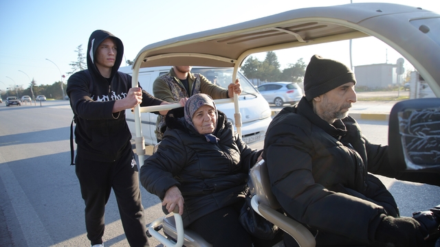 Edirne'de gençlerden insanlık dersi: Engelli vatandaşı kilometrelerce ittiler
Edirne'de gençlerden yüreklere dokunan hareket: Yolda kalan engelli vatandaşa büyük vefa