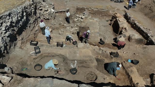 Kültepe'de 2025 kazıları verimli geçti
Kazı Başkanı Prof. Dr. Fikri Kulakoğlu:
"İlk defa bu kadar geniş bir yerleşimle karşılaştık"
"Bu sene yaptığımız kazılarda bir sokak, sokak etrafında bir yerleşimin varlığını tespit ettik"