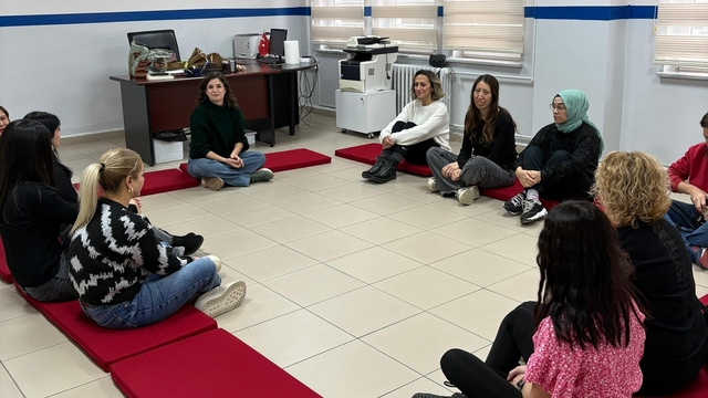 Oyuncu Sanem Yelez Akpınar, öğrenci velileriyle bir araya geldi
Ebeveynler iletişim becerilerine yönelik farkındalık kazandı