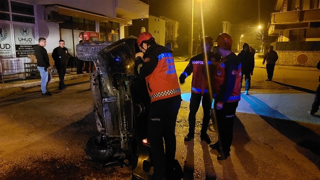 Gazı takılı kalan otomobil beton çite çarparak yan yattı