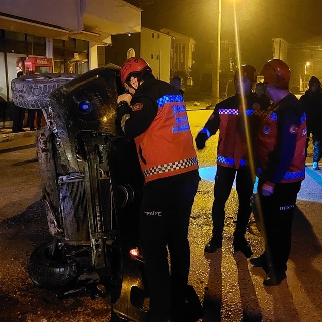 Gazı takılı kalan otomobil beton çite çarparak yan yattı