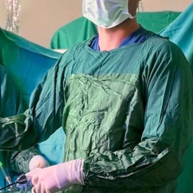 Karın boşluğundan 40 santimetre büyüklüğünde kitle çıkarıldı