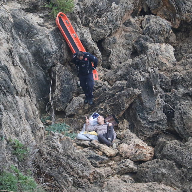 Balık tutmak için inmeye çalıştığı falezlerde 20 metre yüksekten düşüp yara...