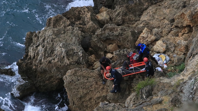 Falezlerde balık keyfi hastanede son buldu
30 metrelik falezlerden balık tutmak için inen adam, dengesini kaybedip 5 metre yuvarlanarak yaralandı
