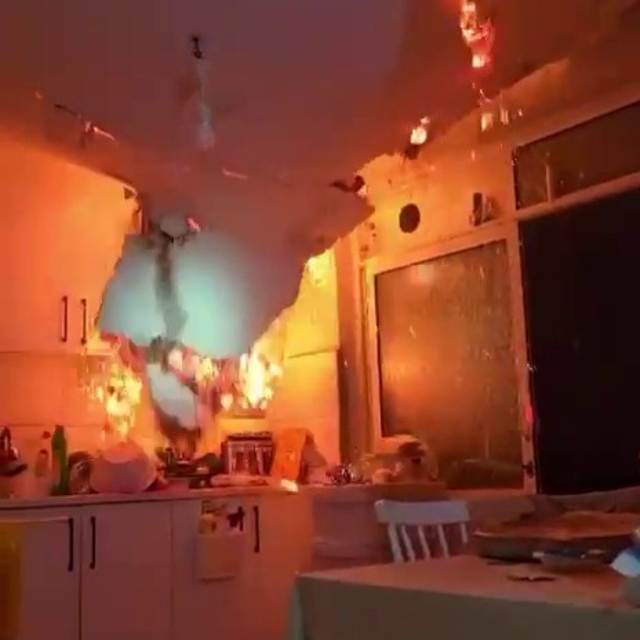 Yangında tavan çöktü, itfaiye ekipleri ölümden döndü... O anlar kameraya ya...