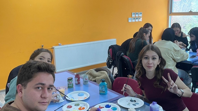 Gençler sanatta buluştu, seramik biblolar renklendi