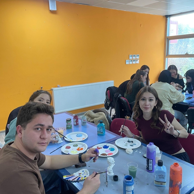 Gençler sanatta buluştu, seramik biblolar renklendi